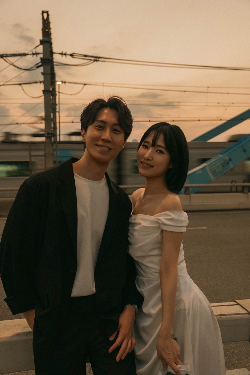노을 진 다리 위에 함께 선 석지승과 정다원
